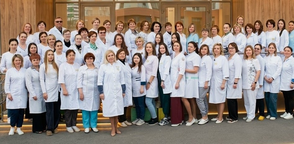 Коллектив Первой детской поликлиники у входа в клинику